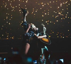 Arianna Powell Instagram - #manicworldtour w/ @iamhalsey ✨✨ @gibsoncustom @kemperprofiler
