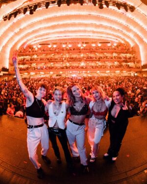 Arianna Powell Instagram - 2 nights at Radio City with @oliviarodrigo and these sweethearts 🥹❤️‍🔥 !!! 📸 @donslens #sourtour #radiocitymusichall #oliviarodrigo