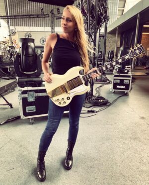 Arianna Powell Instagram - Been dreaming of this baby for a long long time now 🌸🌸🌸 thank you @gibsoncustom @raevintonn @gibsonguitar #gibsonsg #gibsonguitars #onlyagibsonisgoodenough