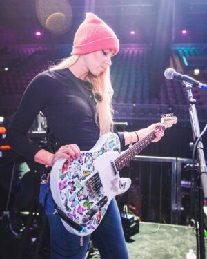 Arianna Powell Instagram - I miss soundchecks with people 📸 @yasi .. but now that we’re all quarantined, I am taking more mentees than usual thru the Guitar Mastery Intensive program over the next couple months. GMI is a 3 month program that really pushes you to understand the fretboard. You’ll also have weekly lessons with me where we can work on anything your heart desires 🦋 go to guitarmasteryintensive.com to apply, or swipe up in my story today.