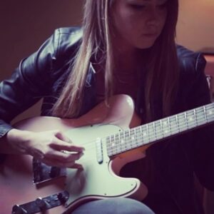 Arianna Powell Instagram - Wrote this little piece in several hotel rooms throughout the Midwest when I was touring there earlier this year. It’s called “Middle America” and you can get the whole thing and learn to play it in my masterclass with @pickup____ .. This is the last song in the class and applies many of the concepts I teach throughout :) . #guitarforloners #pickupmusic #fender #keeleyelectronics  #earthquakerdevices @fender @keeleyelectronics @earthquakerdev @lasounddesign