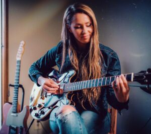 Arianna Powell Instagram - Did a masterclass for @pickup____ a few weeks ago on chord melody arranging and it’s being released tomorrow! Head over to their page and become a member so you can access the class and several awesome others. I hope all you fellow nerds out there enjoy 🤓  @pickupjazz #guitarforloners
