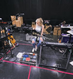 Arianna Powell Instagram - My world the last couple of weeks 🌎🌏🌍 :)) Big big thanks to @officialgretsch @fender @gibsonguitar @strymonengineering @gfipsg @earthquakerdev @keeleyelectronics @moody_leather @lasounddesign 🌞🌺🌸 #sourtour2022 #oliviarodrigo