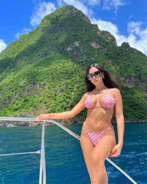 Arielle Salvaje Instagram - Take me on a yacht if you own it .
