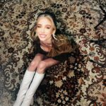 Arielle Raycene Instagram - Happy humps 🤎 (also if anyone knows of a rug similar to this dm me, thank youuu)