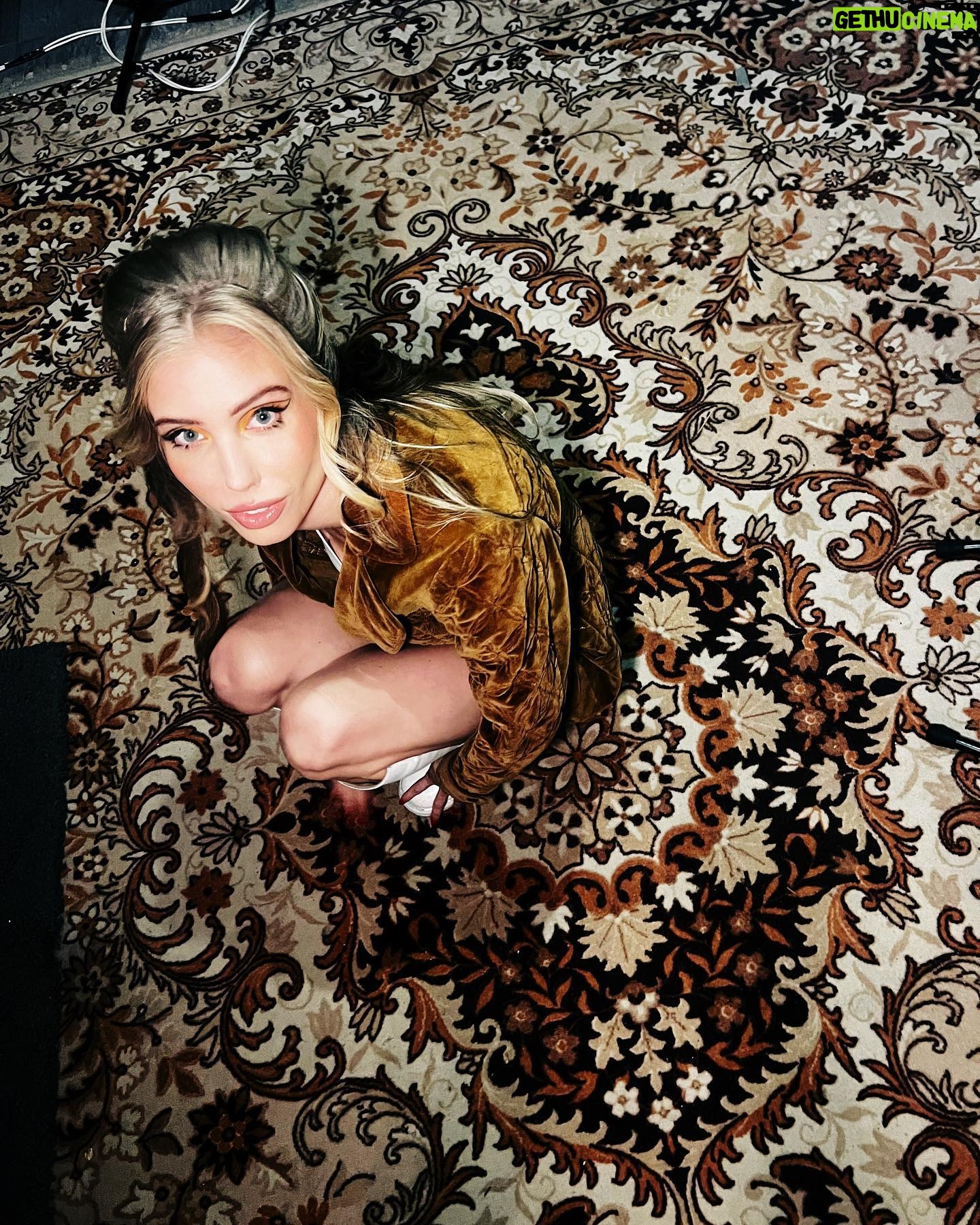 Arielle Raycene Instagram - Happy humps 🤎 (also if anyone knows of a rug similar to this dm me, thank youuu)
