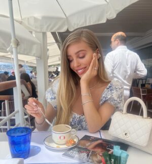 Arielle Raycene Instagram - Honey, I’m home 💋