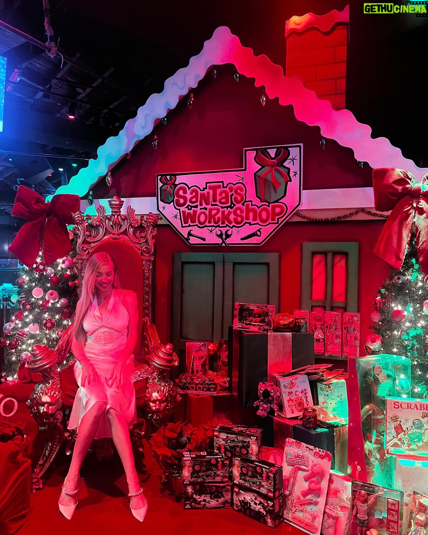 Arielle Raycene Instagram - It was the Christmas in September toy drive last night @theabbeyweho / wearing @ledair.official π€Άπ