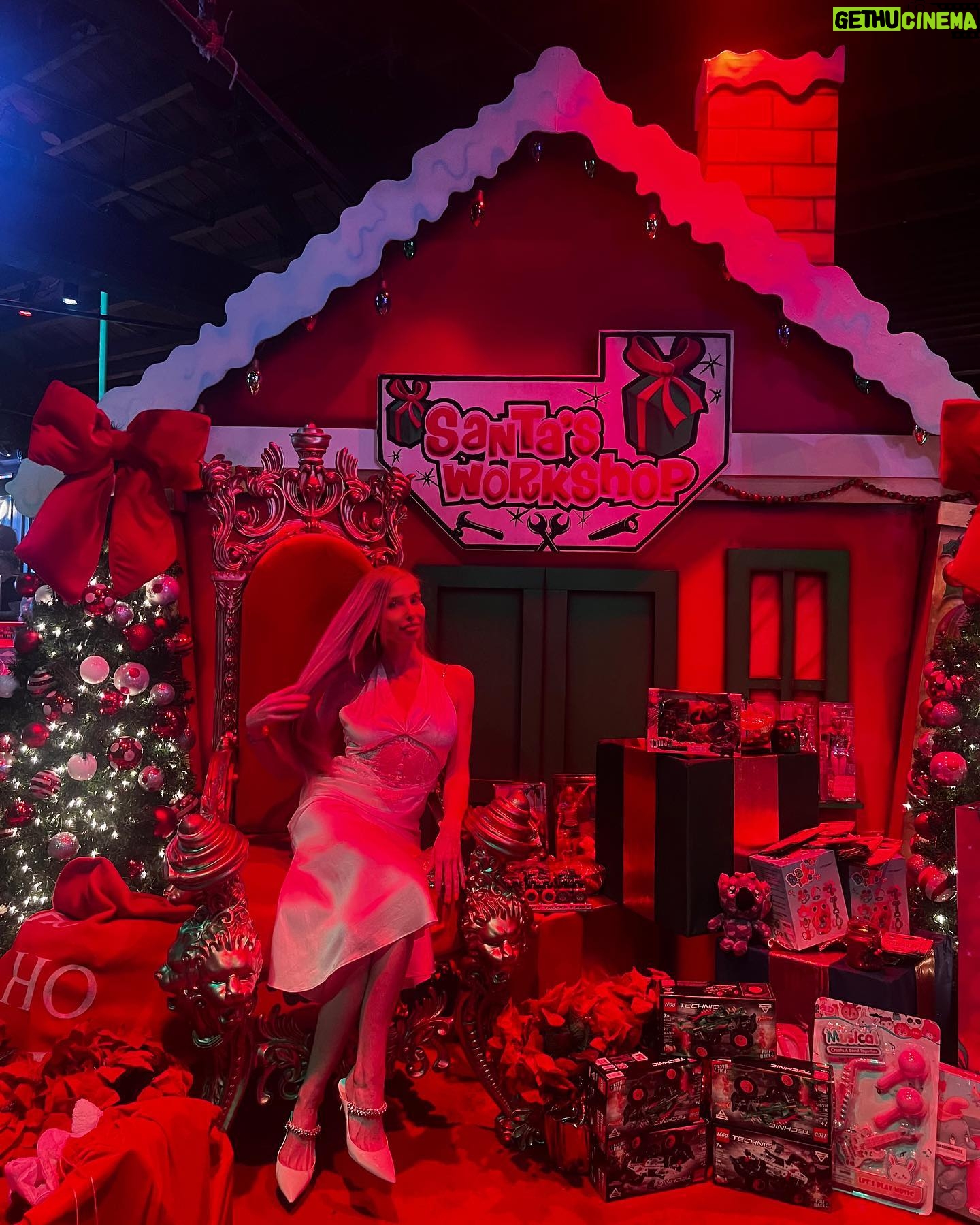 Arielle Raycene Instagram - It was the Christmas in September toy drive last night @theabbeyweho / wearing @ledair.official π€Άπ