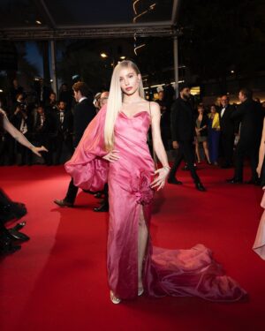 Arielle Raycene Instagram - Rumours Premier 💕

(Back to color for Cannes.)

@lena_erziak dress & clutch
@lametamorphoseofficial