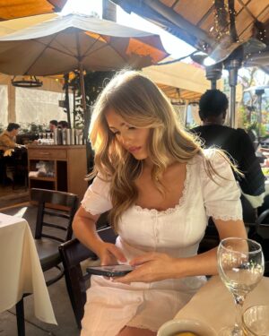 Arielle Reitsma Instagram - @happyjewelers 🙏🏻🕊️