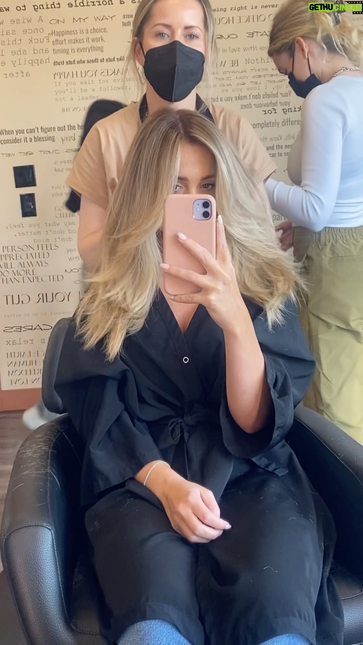 Arielle Reitsma Instagram - Blonde hair isn’t in anymore they said 👩🦳 fresh blonde by the best @nikkilee901