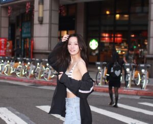 Arlena Chang Instagram - City walk city ride
秋風和我都漫無目的🚶‍♀️