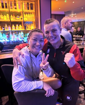Arlene Blencowe Instagram - Great sportswomanship… and someone, please, buy that lonely man in the back a beer 🍺 … he is waiting… @mmacoachwink 😁
.
.
#arleneblencowe #winner #bellator #coachwink #jacksonwink #mma #fight #camp #albuquerque #newmexico #Ireland #Australia