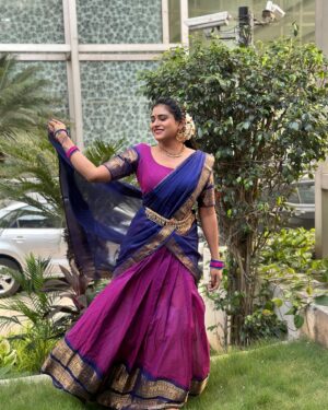 Arohi Rao Instagram - Telugu vanithalo enni vannelo evaru cheppagalaru🥳🥰
Thanks for this beautiful outfit akka❤️

Outfit : @vaamika_fashions ❤️
MUA : @yashika_makeover_21 😊
Pc : @kavithareddy_anchor 🥰