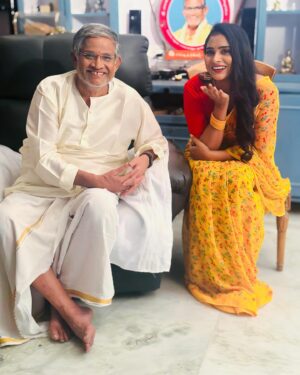 Arohi Rao Instagram - 2023 best moment ☺️❤️
@tanikellabharani  garu ah sivude me rupamlo nenu vinalsina maatalu nerchukovalsina vishayalu samvastharam chivaralo na chevina vesademo anipinchindi🙏

Kalmasham leni navvu, karuna chupinche kallu, malinam leni manasu bharani gaari aabharanaalu ☺️

Thanks for the book sir📕