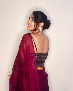 Arohi Rao Instagram - 🍷andhame athivai vasthe nenu le👀