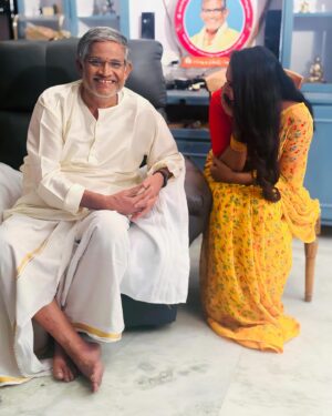 Arohi Rao Instagram - 2023 best moment ☺️❤️
@tanikellabharani  garu ah sivude me rupamlo nenu vinalsina maatalu nerchukovalsina vishayalu samvastharam chivaralo na chevina vesademo anipinchindi🙏

Kalmasham leni navvu, karuna chupinche kallu, malinam leni manasu bharani gaari aabharanaalu ☺️

Thanks for the book sir📕