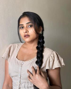 Arohi Rao Instagram - Embrace your beautiful brown skin and let it shine like the sun🤌

#nofilternomakeupneeded