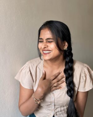 Arohi Rao Instagram - Embrace your beautiful brown skin and let it shine like the sun🤌

#nofilternomakeupneeded