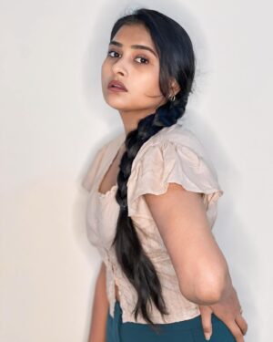 Arohi Rao Instagram - Embrace your beautiful brown skin and let it shine like the sun🤌

#nofilternomakeupneeded
