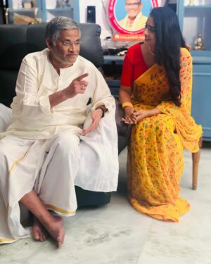 Arohi Rao Instagram - 2023 best moment ☺️❤️
@tanikellabharani  garu ah sivude me rupamlo nenu vinalsina maatalu nerchukovalsina vishayalu samvastharam chivaralo na chevina vesademo anipinchindi🙏

Kalmasham leni navvu, karuna chupinche kallu, malinam leni manasu bharani gaari aabharanaalu ☺️

Thanks for the book sir📕