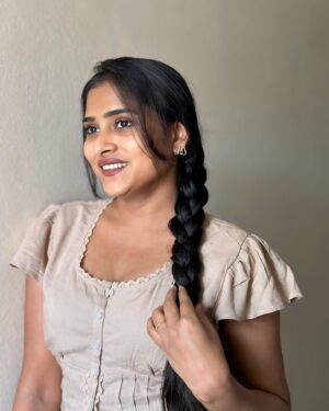 Arohi Rao Instagram - Embrace your beautiful brown skin and let it shine like the sun🤌

#nofilternomakeupneeded