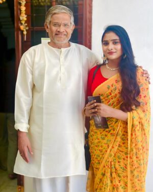 Arohi Rao Instagram - 2023 best moment ☺️❤️
@tanikellabharani  garu ah sivude me rupamlo nenu vinalsina maatalu nerchukovalsina vishayalu samvastharam chivaralo na chevina vesademo anipinchindi🙏

Kalmasham leni navvu, karuna chupinche kallu, malinam leni manasu bharani gaari aabharanaalu ☺️

Thanks for the book sir📕