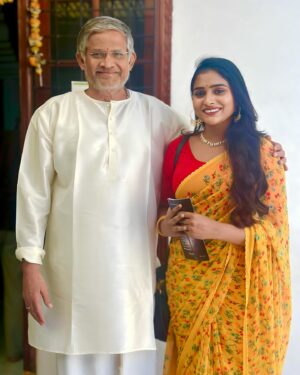 Arohi Rao Instagram - 2023 best moment ☺️❤️
@tanikellabharani  garu ah sivude me rupamlo nenu vinalsina maatalu nerchukovalsina vishayalu samvastharam chivaralo na chevina vesademo anipinchindi🙏

Kalmasham leni navvu, karuna chupinche kallu, malinam leni manasu bharani gaari aabharanaalu ☺️

Thanks for the book sir📕