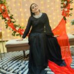 Arpita Kar Instagram - Kya khub lagiti ho.... #oldisgold #black #saree #saga #retro #retroaesthetic