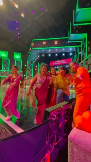 Arpita Kar Instagram - Tenge Tenge Fever At Dod Set 🤣
@ipriyankarathofficial @arpita_kar43 @iam_sandhyarani_ @i_m_jpp @punya_srwota_official @jenachandini @ankitaananya_official @zee_sarthaktv 
.
.
.
.
.
.
.
.
.
.
.
.
.
.
.
.
.
.
.
.
.
.
.
#tengetenge #trendingreels #reels #reelsinstagram #reelsindia #reelsinsta #reelsexplore #reelsviral #reelitfeelit #reelkarofeelkaro #devikaarundhati #arundhatidevika