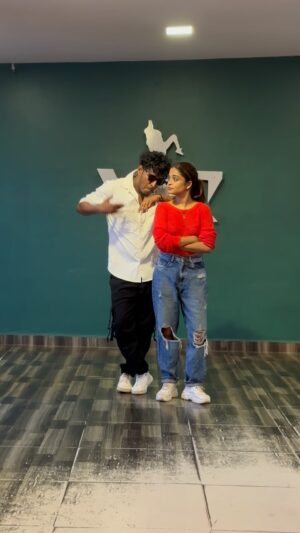 Arunima Sudhakar Instagram - With @vardha_master ✨

#arunimasudhakar #varadamaster #vijaytv #vijaytelevision #dance #dancereels #trendingreels #trending