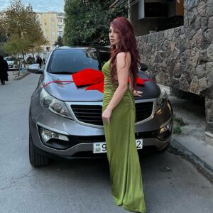 Arzu Abdulova Instagram - Gözəl qadının arxasınca həmişə danışıblar. Ya yerində olmaq istəyən qadınlar paxıllıqdan ya da əldə etmək istəyib əli çatmayanda "kişilər"...😉