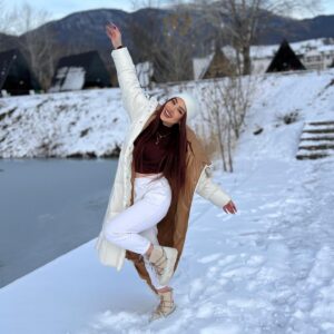 Arzu Abdulova Instagram - — Будь как снег, красивой, но холодной.
@castle_resort_spa