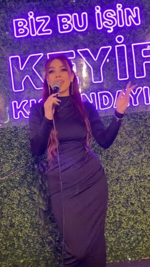 Arzu Abdulova Instagram - “Məhəbbətə hə” 🫠
Ən sevdiyim🙂
@aygun_kazimova 🙏❤️💋🥂🥰