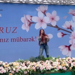 Arzu Abdulova Instagram - Nizami rayonunun təşkil etdiyi bayram konsertindən🙏
Bayramınız mübarək🌹🌷🌸🌺