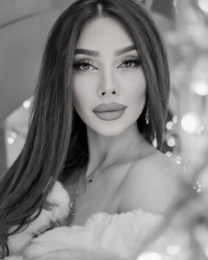 Arzu Abdulova Instagram - Довести до слез может каждый. А сделать так, чтобы глаза от радости сияли, только единицы...
Photos @kemalguluzade 
Dress @tl_butik_fk