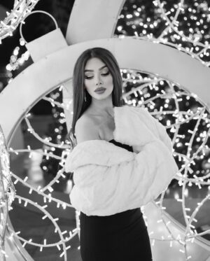 Arzu Abdulova Instagram - Довести до слез может каждый. А сделать так, чтобы глаза от радости сияли, только единицы...
Photos @kemalguluzade 
Dress @tl_butik_fk