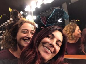 Arzu Gamze Kılınç Instagram - Cas’tayız💛 Tiyatroya hastayız😂😂😂 #cihangiratölyesahnesi #esrakızıldoğan #hayatakarken #ensevdiğimiz #şapka @hatmaker.co şapkalarımız bizden daha güzel:)))