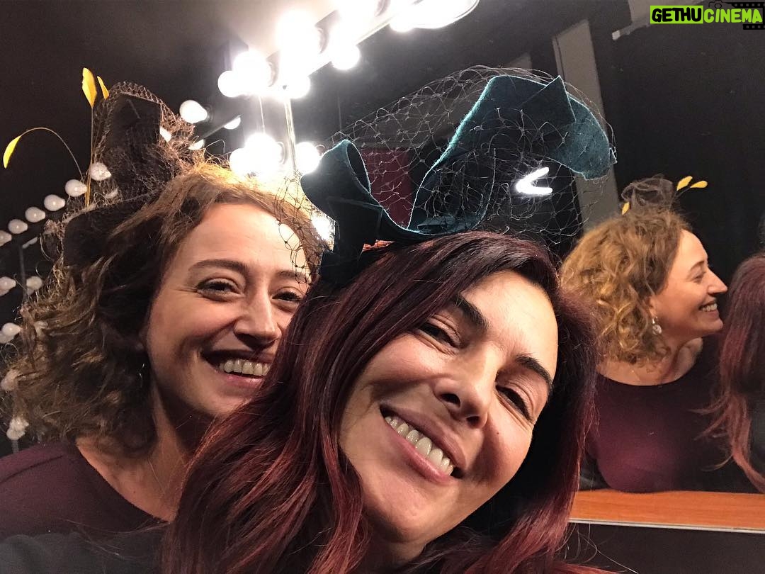 Arzu Gamze Kılınç - 3.6K Likes - Cas’tayız💛 Tiyatroya hastayız😂😂😂 #cihangiratölyesahnesi #esrakızıldoğan #hayatakarken #ensevdiğimiz #şapka @hatmaker.co şapkalarımız bizden daha güzel:)))