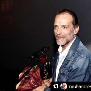 Arzu Gamze Kılınç Instagram - #Repost @muhammetuzunerofficialfan
・・・
FRANKFURT TÜRK FİLM FESTİVALİ’NDE “ALTIN ELMALAR” SAHİPLERİNİ BULDU .
MUHAMMET UZUNER HALEF FİLMİ İLE EN İYİ ERKEK OYUNCU ÖDÜLÜNÜ ALDI. .

27 Ekim -01 Kasım 2019 tarihleri arasında düzenlenen 19. Uluslararası Frankfurt Türk Film Festivali’nin ödüller sahiplerini buldu.En İyi Erkek Oyuncu Ödülü “Halef” filmindeki performansı ile Muhammet Uzuner’e, En İyi Kadın Oyuncu Ödülü ise “Sibel” filmi ile Damla Sönmez’e verildi
.

Almanya’da yaşayan Türk asıllı sunucu Nadide Kepçe‘nin sunduğu ödül töreni, Almanya’nın Frankfurt kentindeki CineStar Metropolis Salonu’nda yapıldı
.

Törene Türkiye Cumhuriyeti Frankfurt Başkonsolosu Burak Karartı, Festival Başkanı Hüseyin Sıtkı, Festival Türkiye Koordinatörü Serap Gedik, Yönetmen Mahmut Fazıl Coşkun, Yönetmen Ömür Atay, Oyuncu Hatice Aslan, Oyuncu Muhammet Uzuner, Oyuncu Tolga Tekin, Oyuncu Ekin Koç, Yönetmen Veysel Çelik, jüri üyeleri ve çok sayıda davetli katıldı
.

Festival kapsamında En İyi Film Ödülü “Sibel” ve En İyi Yönetmen Ödülü Mahmut Fazıl Coşkun‘a verilirken, En İyi Görüntü Yönetmeni Ödülü ise “Anons” filmiyle Krum Rodrugez‘e verildi. En İyi Erkek Oyuncu Ödülü “Halef” filmindeki performansı ile Muhammet Uzuner‘e, En İyi Kadın Oyuncu Ödülü ise “Sibel” filmi ile Damla Sönmez‘e verildi
.

En İyi Senaryo Ödülü’nü “Kardeşler” filmi ile Ömür Atay alırken, En İyi Film Müziği Ödülü “Güvercin” filmi ile Canset Özge Can’a verildi. Türkiye’den En İyi Kısa Türk Filmi “Kefaret” filmi ile Veysel Çelik’in olurken, En İyi Alman Kısa Filmi ise “Dünya” filmi ile Erhan Doğan’ın oldu.
.

@muhammettuzuner @tuerkfilmfestival_frankfurt
@halefmovie @arzugamzemenajerlik 
#FrankfurtTürkFilmFestivali #muhammetuzuner #halef #halefmovie #cinestarfrankfurt #turkfilmfestivalifrankfurt #türkischesfilmfestivalfrankfurt  #cinestarmetropolisfrankfurt #actor #actorlife #cinema #movie #film #oyuncu #instalike #art #instagood #photography #photooftheday #picoftheday #instadaily