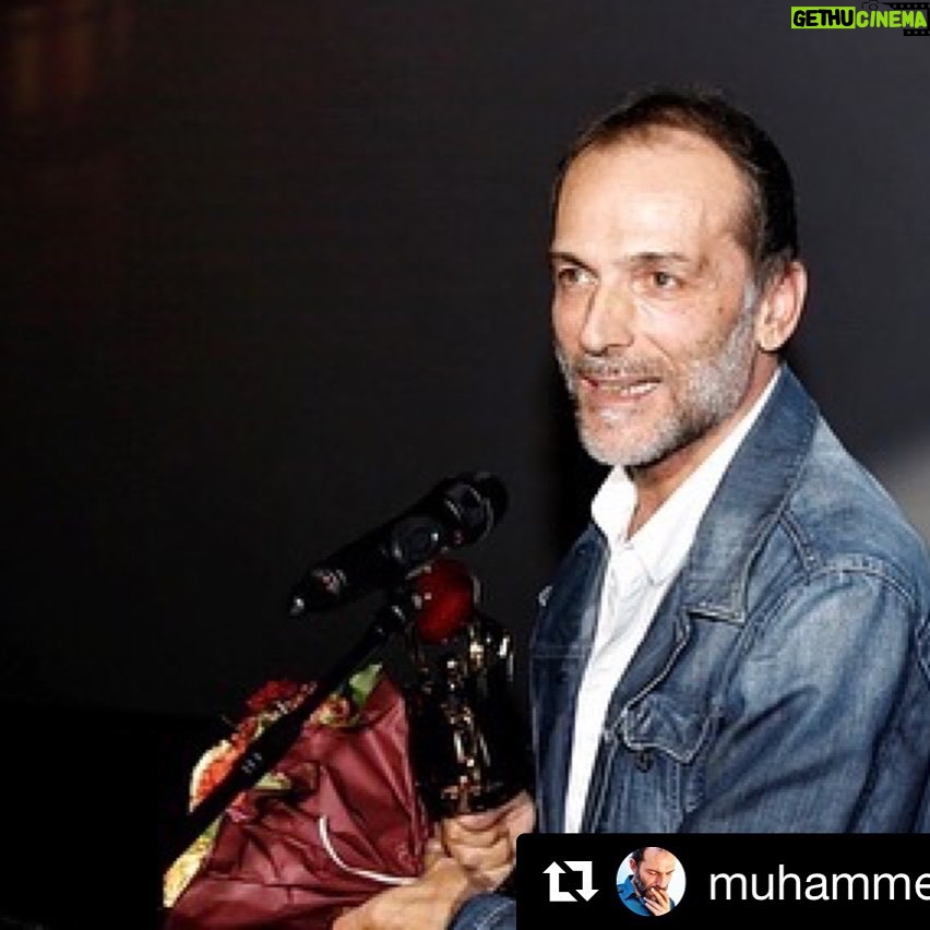 Arzu Gamze Kılınç - 3.5K Likes - #Repost @muhammetuzunerofficialfan
・・・
FRANKFURT TÜRK FİLM FESTİVALİ’NDE “ALTIN ELMALAR” SAHİPLERİNİ BULDU .
MUHAMMET UZUNER HALEF FİLMİ İLE EN İYİ ERKEK OYUNCU ÖDÜLÜNÜ ALDI. .
27 Ekim -01 Kasım 2019 tarihleri arasında düzenlenen 19. Uluslararası Frankfurt Türk Film Festivali’nin ödüller sahiplerini buldu.En İyi Erkek Oyuncu Ödülü “Halef” filmindeki performansı ile Muhammet Uzuner’e, En İyi Kadın Oyuncu Ödülü ise “Sibel” filmi ile Damla Sönmez’e verildi
.
Almanya’da yaşayan Türk asıllı sunucu Nadide Kepçe‘nin sunduğu ödül töreni, Almanya’nın Frankfurt kentindeki CineStar Metropolis Salonu’nda yapıldı
.
Törene Türkiye Cumhuriyeti Frankfurt Başkonsolosu Burak Karartı, Festival Başkanı Hüseyin Sıtkı, Festival Türkiye Koordinatörü Serap Gedik, Yönetmen Mahmut Fazıl Coşkun, Yönetmen Ömür Atay, Oyuncu Hatice Aslan, Oyuncu Muhammet Uzuner, Oyuncu Tolga Tekin, Oyuncu Ekin Koç, Yönetmen Veysel Çelik, jüri üyeleri ve çok sayıda davetli katıldı
.
Festival kapsamında En İyi Film Ödülü “Sibel” ve En İyi Yönetmen Ödülü Mahmut Fazıl Coşkun‘a verilirken, En İyi Görüntü Yönetmeni Ödülü ise “Anons” filmiyle Krum Rodrugez‘e verildi. En İyi Erkek Oyuncu Ödülü “Halef” filmindeki performansı ile Muhammet Uzuner‘e, En İyi Kadın Oyuncu Ödülü ise “Sibel” filmi ile Damla Sönmez‘e verildi
.
En İyi Senaryo Ödülü’nü “Kardeşler” filmi ile Ömür Atay alırken, En İyi Film Müziği Ödülü “Güvercin” filmi ile Canset Özge Can’a verildi. Türkiye’den En İyi Kısa Türk Filmi “Kefaret” filmi ile Veysel Çelik’in olurken, En İyi Alman Kısa Filmi ise “Dünya” filmi ile Erhan Doğan’ın oldu.
.
@muhammettuzuner @tuerkfilmfestival_frankfurt
@halefmovie @arzugamzemenajerlik
#FrankfurtTürkFilmFestivali #muhammetuzuner #halef #halefmovie #cinestarfrankfurt #turkfilmfestivalifrankfurt #türkischesfilmfestivalfrankfurt #cinestarmetropolisfrankfurt #actor #actorlife #cinema #movie #film #oyuncu #instalike #art #instagood #photography #photooftheday #picoftheday #instadaily