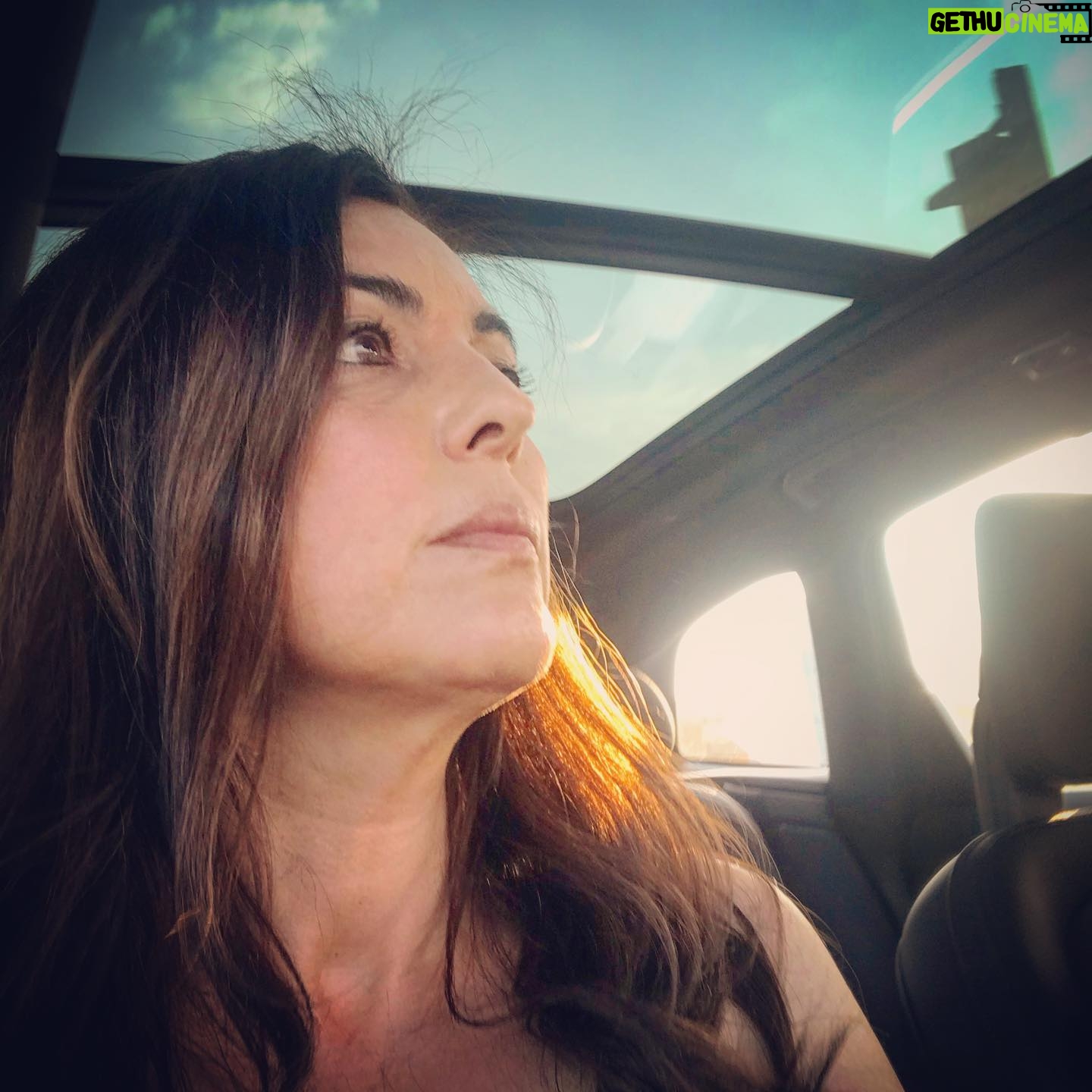 Arzu Gamze Kılınç - 6.9K Likes - Yollar bizim:)