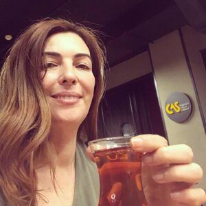 Arzu Gamze Kılınç Instagram - Büyük çaycıyımdır🙃 “Çaysız tiyatro olmaz” 
Nurhan Karadağ🧡