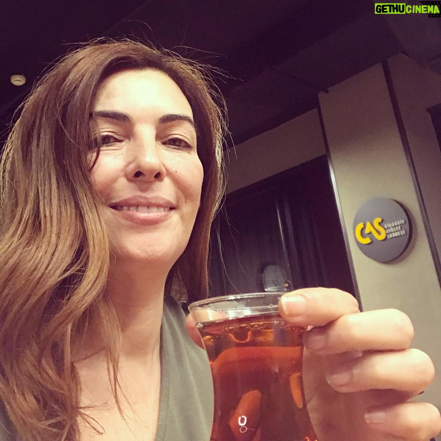 Arzu Gamze Kılınç - 4.2K Likes - Büyük çaycıyımdır🙃 “Çaysız tiyatro olmaz”
Nurhan Karadağ🧡