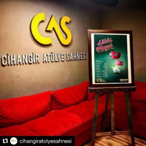 Arzu Gamze Kılınç Instagram - CAS Oyun Atölyesi öğrencileri 8 aydır çok çalıştılar çok yoruldular ve çok eğlendiler. Şimdi alkış zamanı:) #cihangiratölyesahnesi #cas #oyunatölyesi #lüküshayat