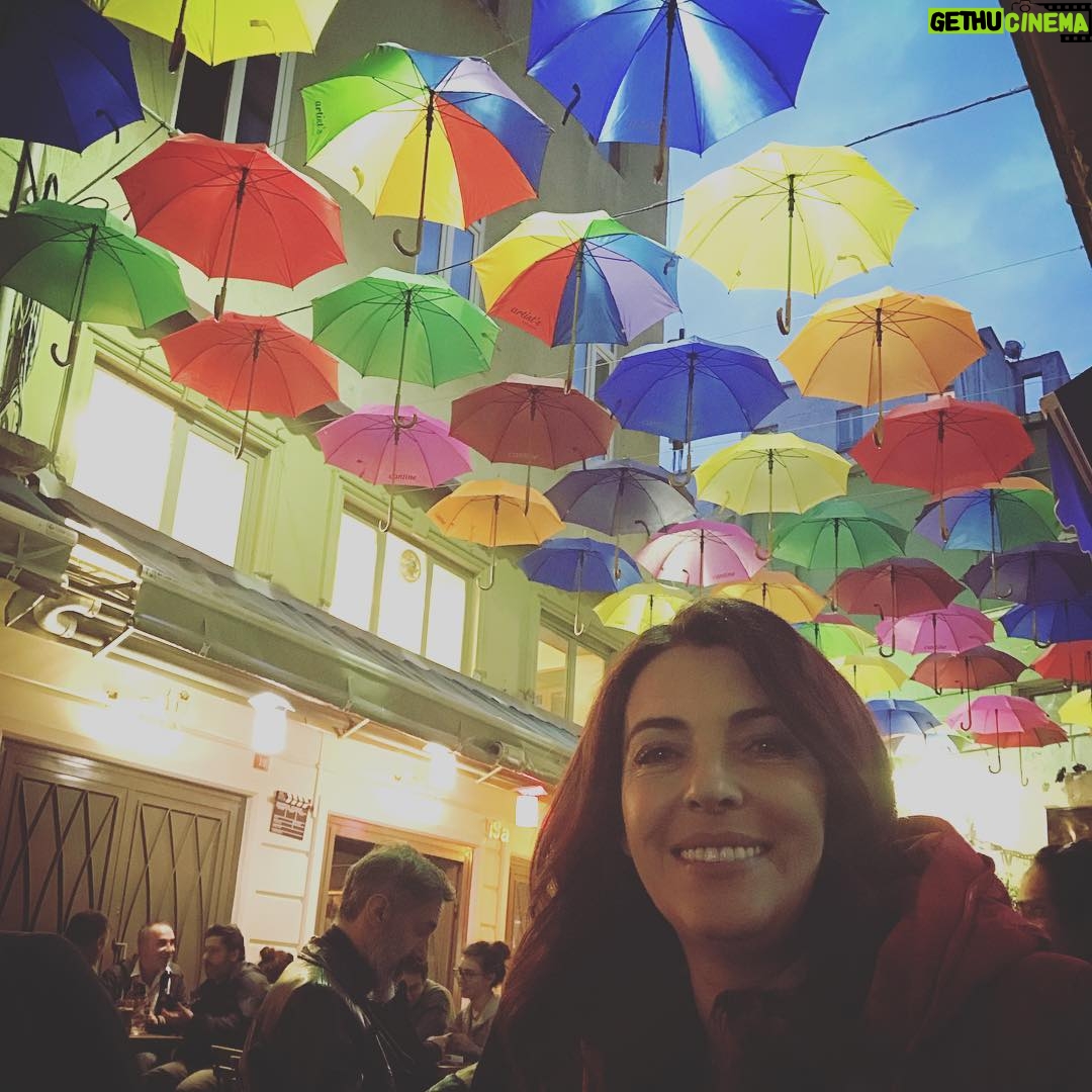 Arzu Gamze Kılınç - 9K Likes - Sonunda benim de şemsiyeli fotoğrafım oldu☂️