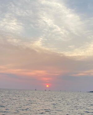 Arzu Yanardağ Instagram - pamuk şekerin içinde yolculuk ettik🤓😍 #sunset #phuket