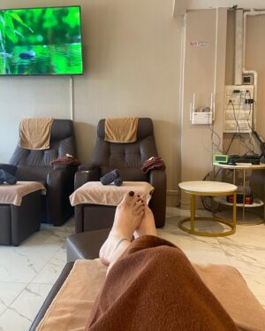 Arzu Yanardağ Instagram - Buradaki en iyi arkadaşım oldun Washira😍 seni veren Allah’a şükürler olsun🙏🏻💫🧿 Zuzu Washira ile masaj keyfinde🫠✌️