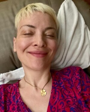 Arzu Yanardağ Instagram - Zuzu en çok #footmassage seviyor 🫠💫 dolaşım sistemim Kürt halayı çekiyo🤩